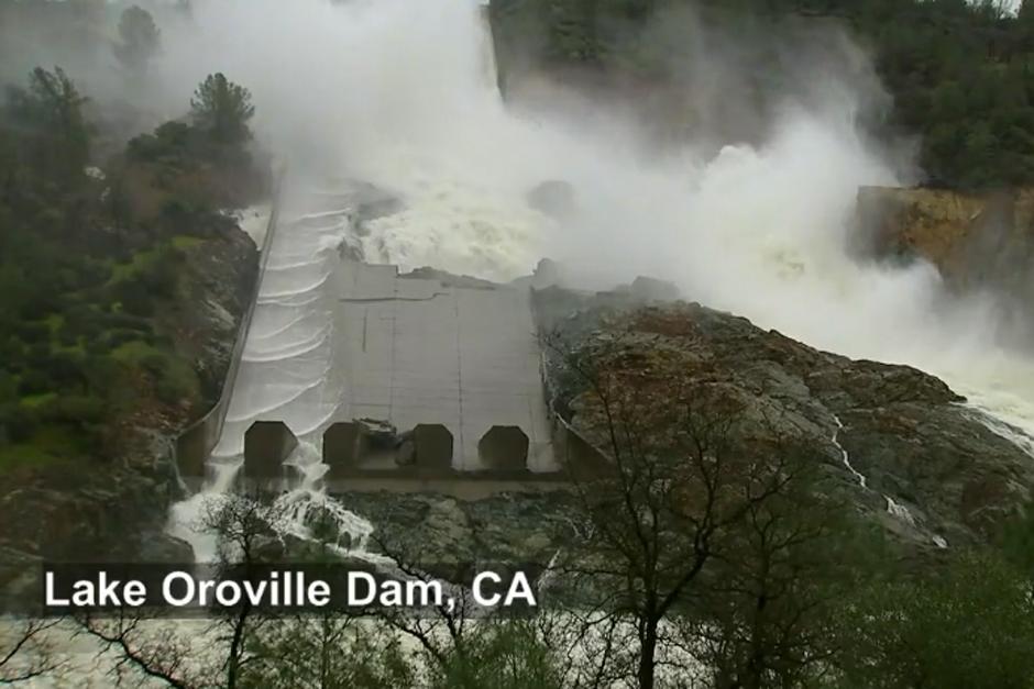 La represa de Oroville se encuentra a 770 pies de altura y si se desborda la poblaci&oacute;n no tendr&aacute; tiempo de evacuar. (Foto: Facebook/ Fox News)