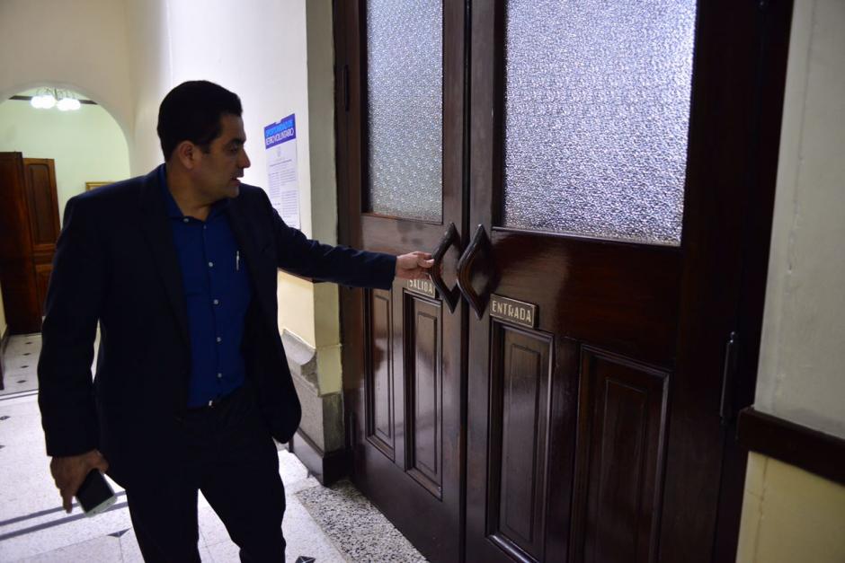 Varios diputados intentaron ingresar al hemiciclo, pero la puerta estaba cerrada. (Foto: Jes&uacute;s Alfonso/Soy502)