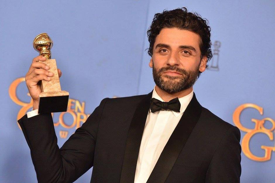 El actor de origen guatemalteco recibe su primer Golden Globe. (Foto: EW)&nbsp;