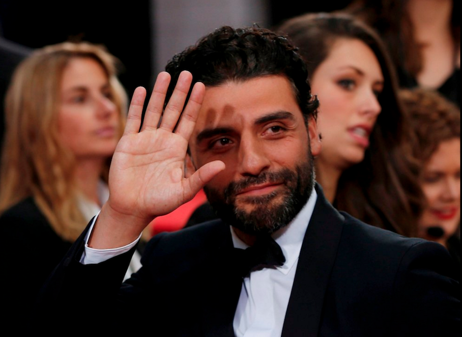 Oscar Isaac saluda a las cámaras en su paso por la alfombra roja de los Golden Globes 2016. (Foto Milenio)&nbsp;