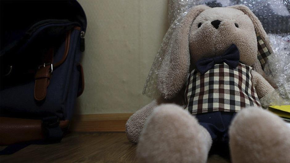 La polic&iacute;a encontr&oacute; en la calle a un ni&ntilde;o que ofrec&iacute;a su peluche para comprar comida para &eacute;l y sus hermanos. (Foto: RT) 