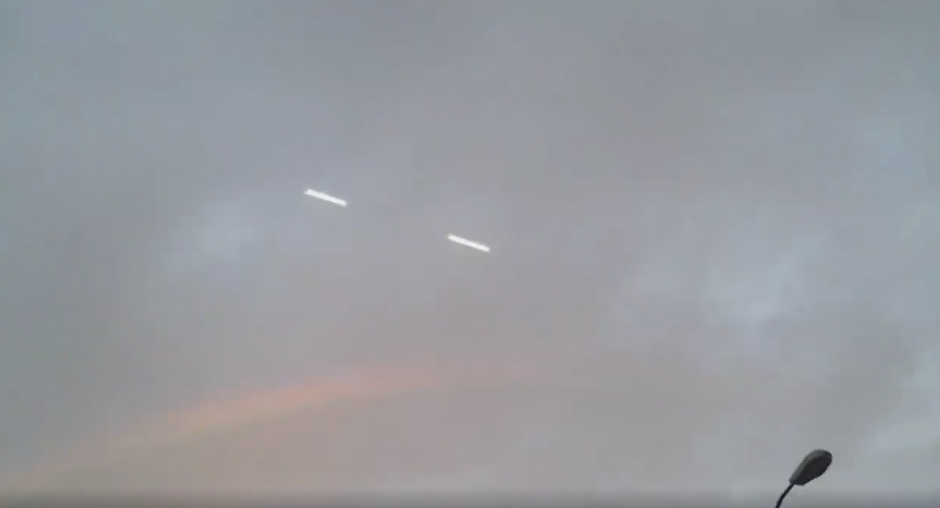 Un grupo de personas observaron como varios objetos misteriosos se mov&iacute;an en el cielo de Ecuador. (Captura de imagen: Boris Tacle Lopez/YouTube)