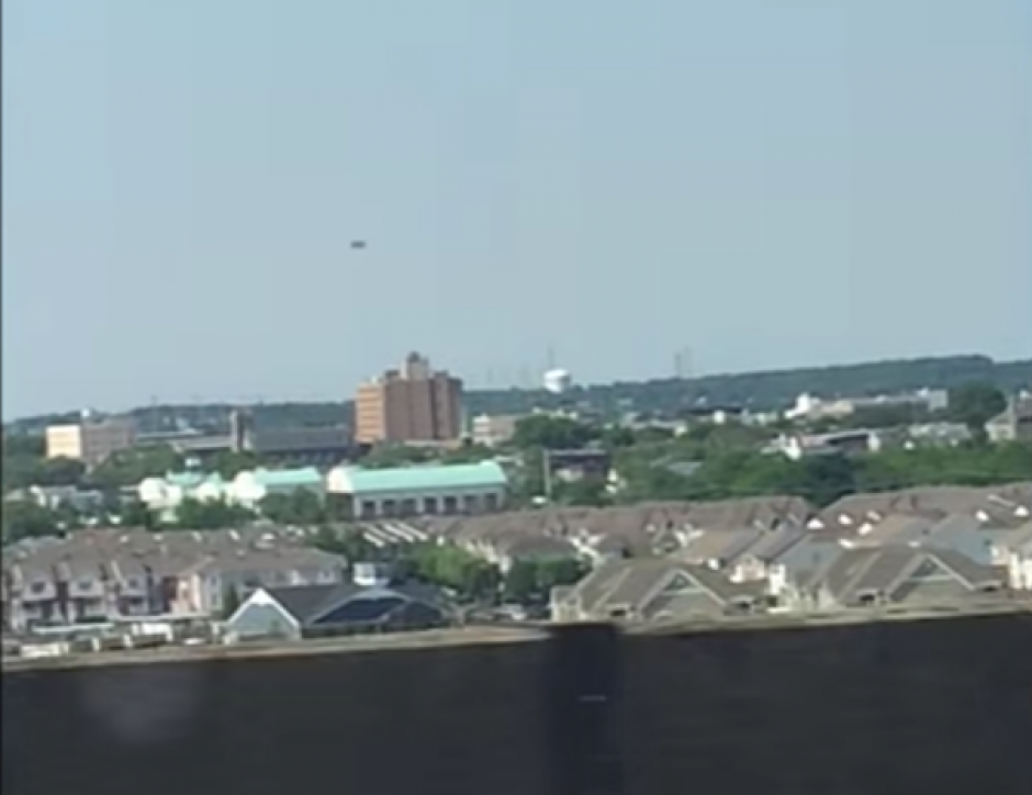 Varias personas reportaron un extra&ntilde;o objeto en el cielo. (Captura de pantalla: secureteam10/YouTube)