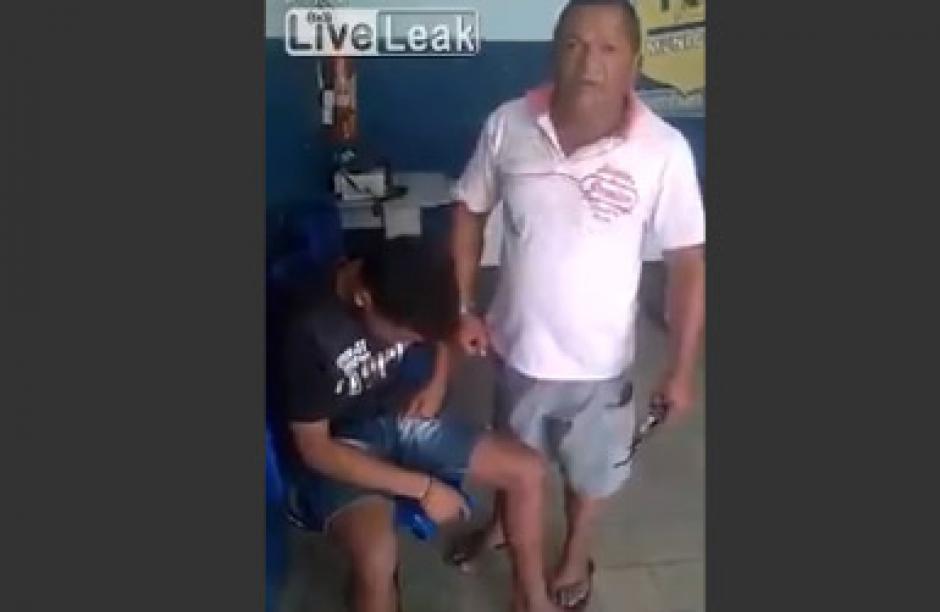 Un hombre golpe&oacute; a su hijo al encontrarlo detenido en una comisar&iacute;a. (Captura de pantalla)