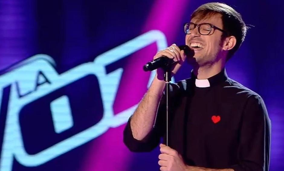 El religioso padre Dami&aacute;n, causa revuelo por su participaci&oacute;n en La Voz Espa&ntilde;a. (Foto: Youtube)&nbsp;