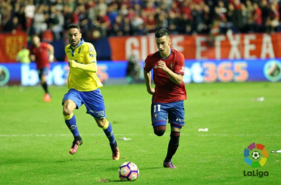 El &aacute;rbitro detuvo el partido para que los delegados de cancha arreglaran la red de la porter&iacute;a. (Foto: CA Osasuna)