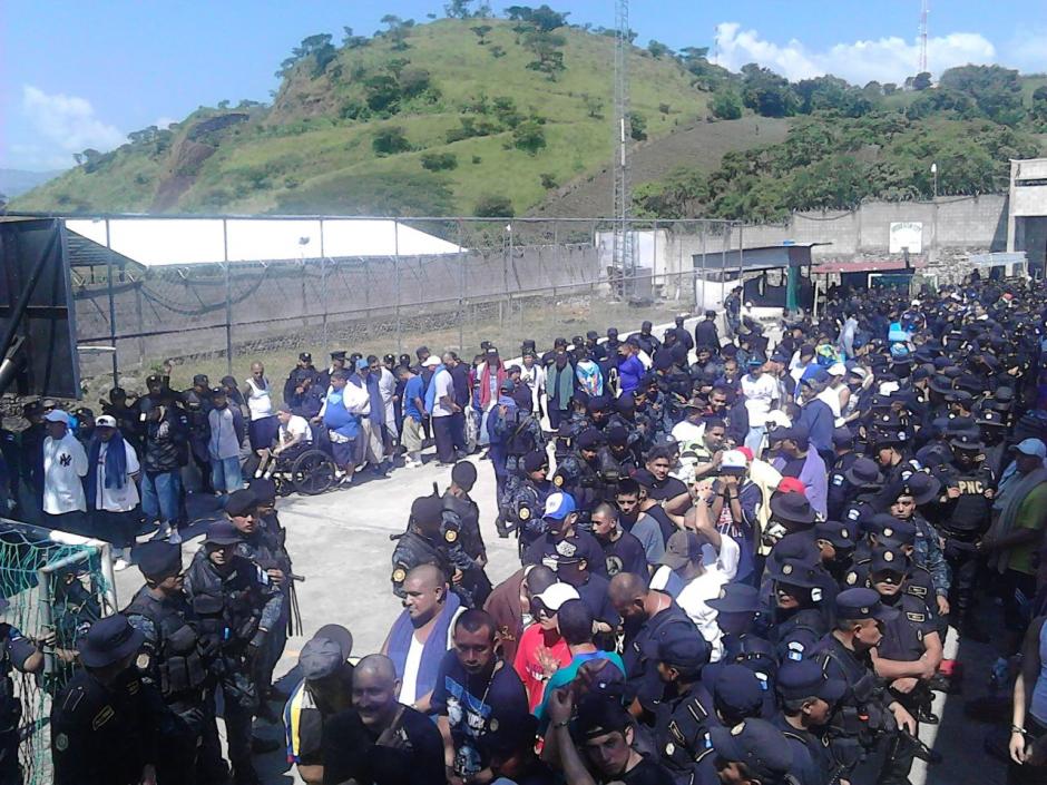 Las autoridades ficharon a los reos de la c&aacute;cel de El Boquer&oacute;n y Fraijanes. (Foto: PNC)
