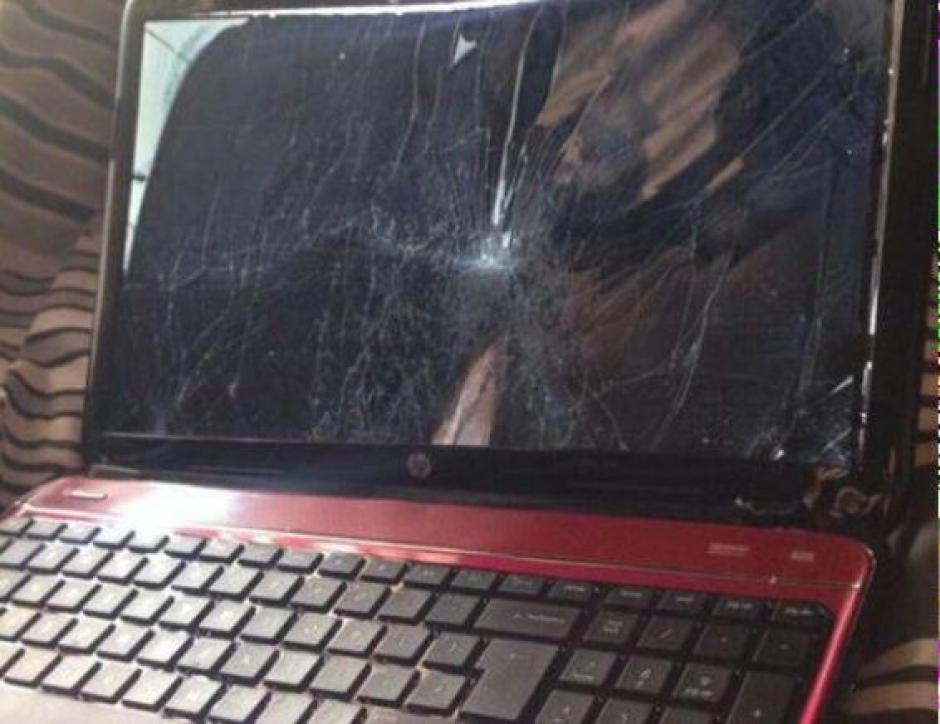 El joen da&ntilde;o la computadora port&aacute;til para que su madre no lo descubriera. &nbsp;(Foto: Sopitas.com)&nbsp;