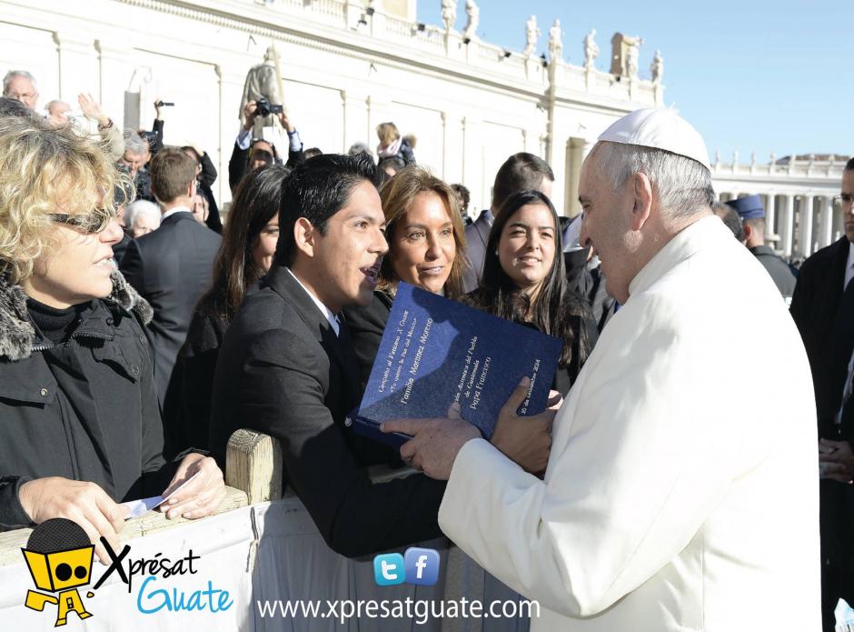 El papa Francisco obtuvo de manos del joven peregrino la solicitud para visitar Guatemala. (Foto: Facebook Xpresat Guate)