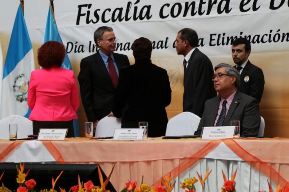 El ministro de Gobernaci&oacute;n Francisco Rivas se acerc&oacute; al padre de Claudina despu&eacute;s de escuchar el reproche de no atenderlo. (Foto: Alejandro Bal&aacute;n/Soy502) 