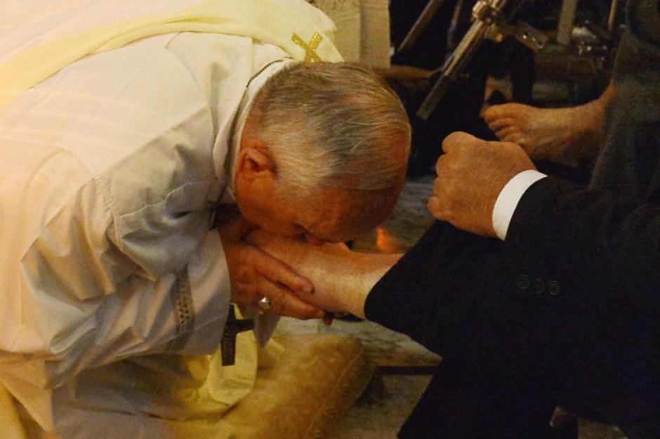 El papa Francisco besa los pies de una persona, durante el ritual que se realiz&oacute; en un centro para personas con capacidades especiales. (Foto:AFP)&nbsp;
