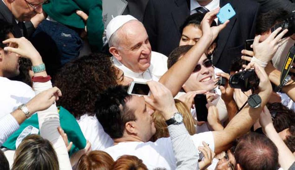 El papa Francisco aconseja a la gente que deje de lado los dispositivos m&oacute;viles y vuelva a retomar las conversaciones de frente.&nbsp;