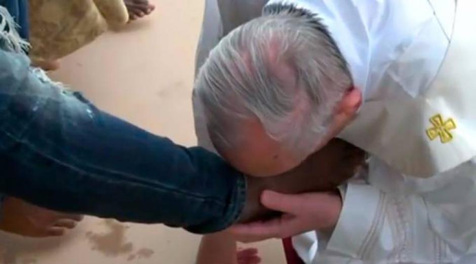 El papa Francisco se&ntilde;ala que la codicia es la que est&aacute; detras de los ataques ocurridos en Bruselas hace unos d&iacute;as. En la imagen lava los pies de refugiados como parte de la tradici&oacute;n del Jueves Santo. (Foto: Caputa de video)