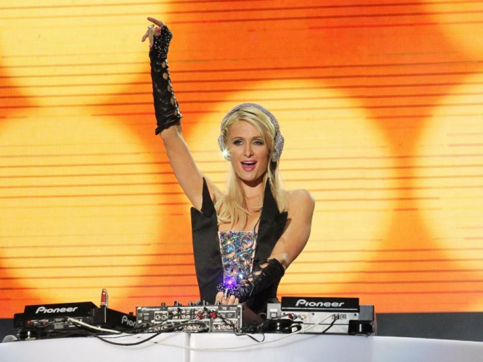 Paris Hilton particip&oacute; en un concierto en Italia, pero antes de eso fue captada en un mal momento por los paparazzi. (Foto: Factmag.com)