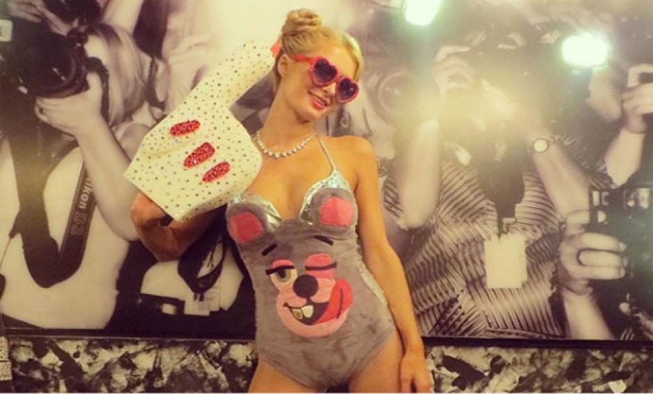 Paris Hilton incluso imit&oacute; los gestos y poses de la cantante en las fotograf&iacute;as subidas en su cuenta de Twitter.