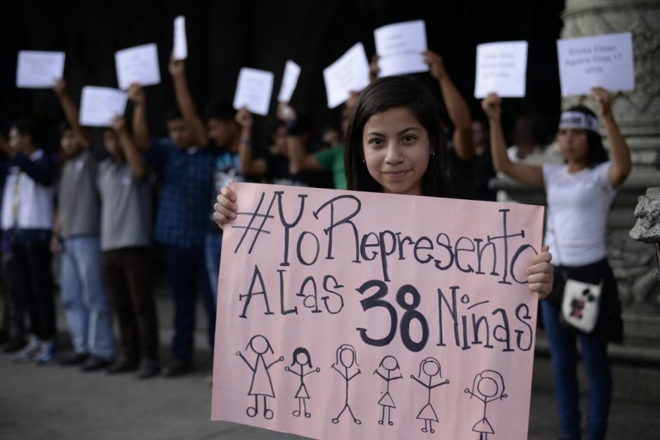 Los guatemaltecos indignados por la tragedia salieron a las calles. (Foto: Wilder L&oacute;pez/Soy502) 