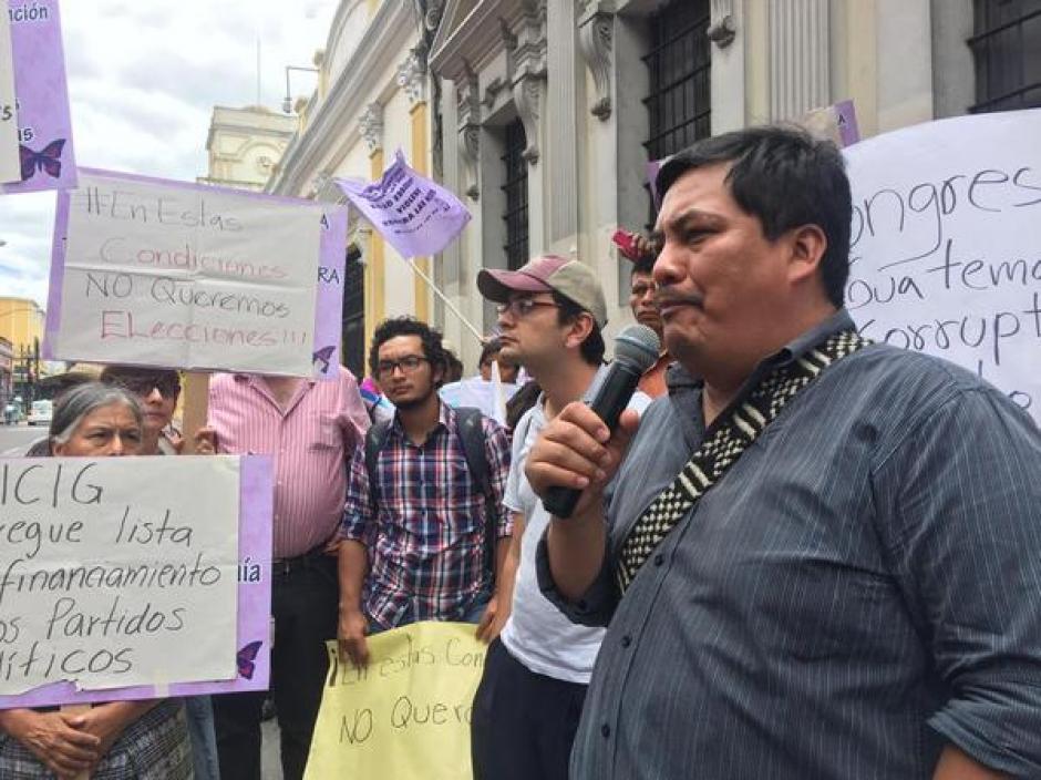 Representantes de la Asamblea, encabezados por Daniel Pascual dieron a conocer su postura en una manifestaci&oacute;n frente al Congreso de la Rep&uacute;blica. (Foto: Alexis Batres/Soy502)
