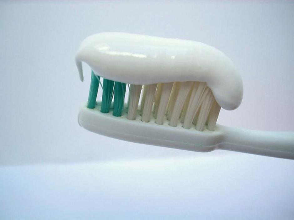 Los qu&iacute;micos de la pasta dental le permiten ser utilizada en varias tareas del hogar. (Foto DentisImplant)