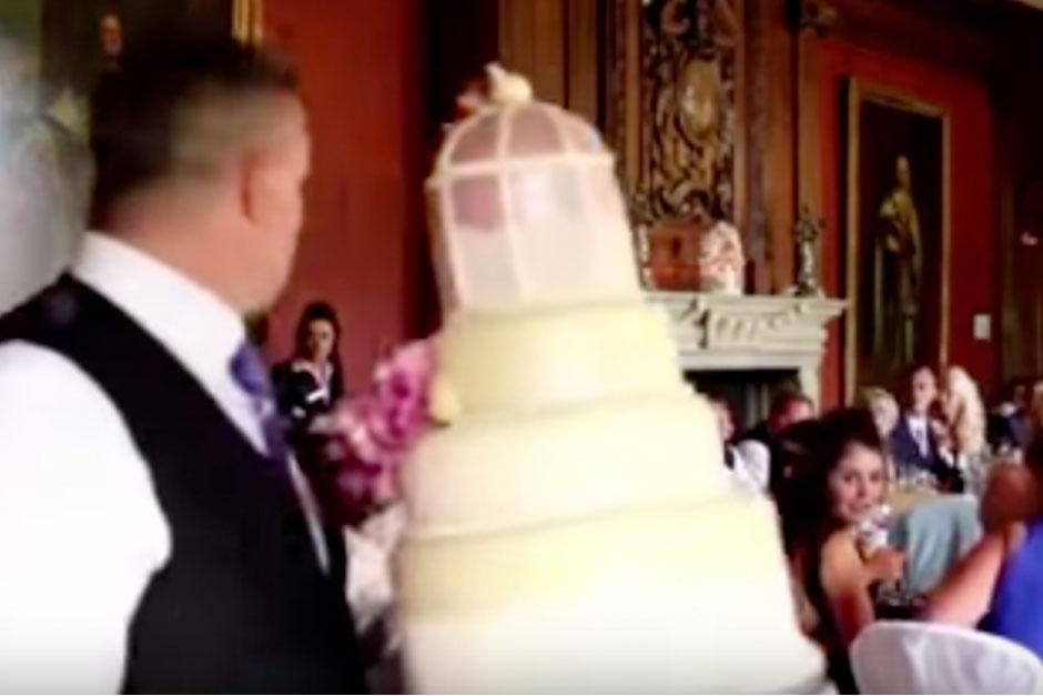 El novio de la boda le juega una broma a su novia. (Foto: YouTube)