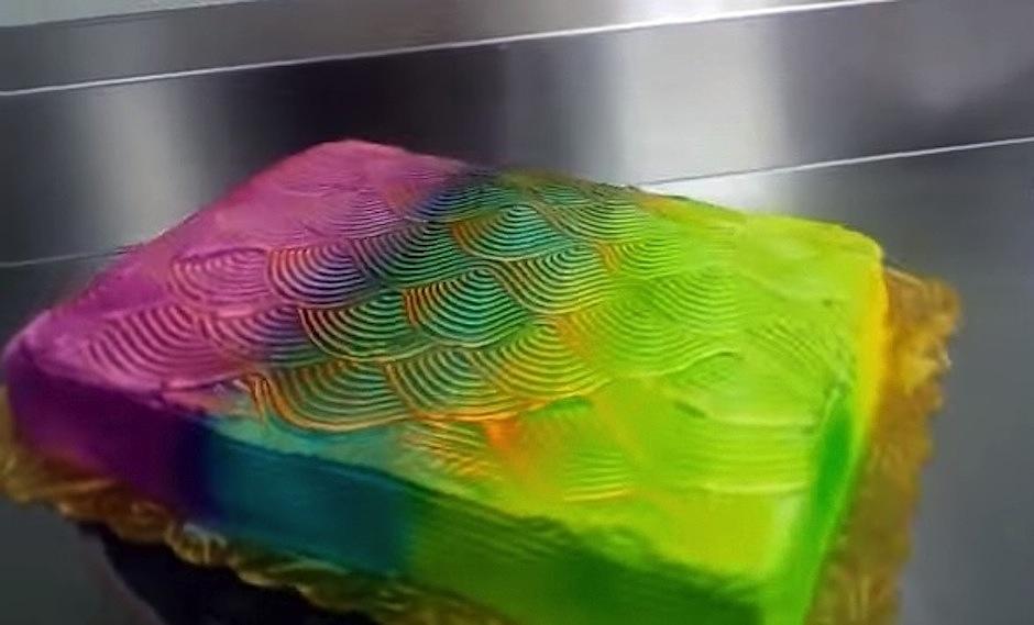 Como por arte de magia, este pastel cambia de color al girar. (Foto: YouTube)&nbsp;