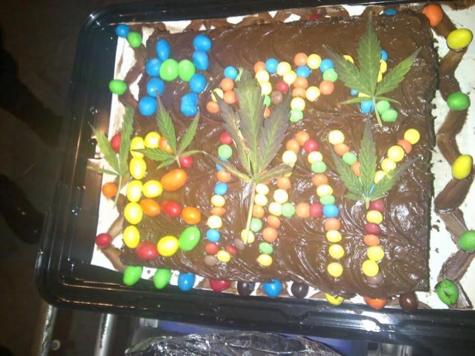 Los j&oacute;venes trasladaban en el asiento trasero del veh&iacute;culo, un pastel de cumplea&ntilde;os con marihuana. (Foto: PNC)