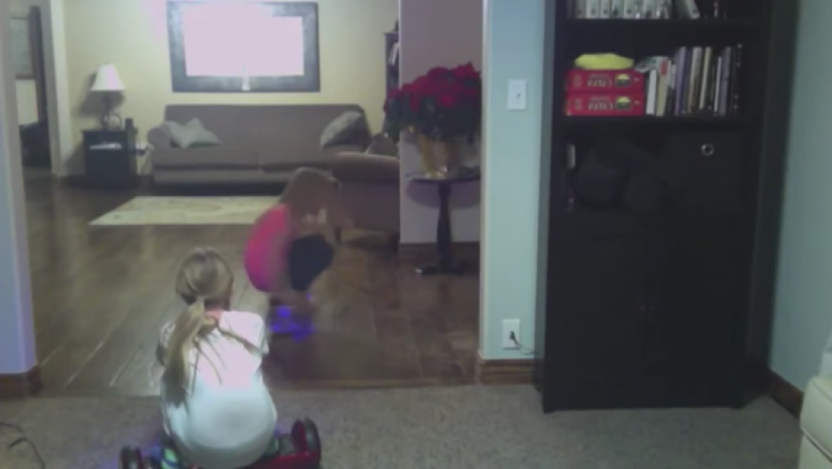El juego de las hermanas con la patineta el&eacute;ctrica inici&oacute; como algo divertido. (Foto: Tomado de YouTube)