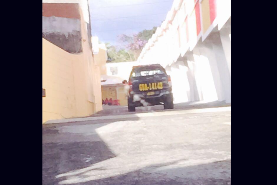 Un usuario compartió la imagen de una radiopatrulla de la PNC en un autohotel. (Foto: Usuarios/Soy502)