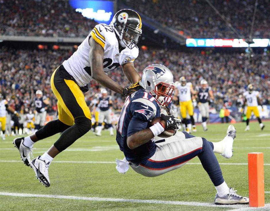 Aaron Dobson recibe un pase para touchdown mientras William Gay defiende, durante el juego en el Gillette Stadium de Foxborough, Massachusetts.&nbsp;