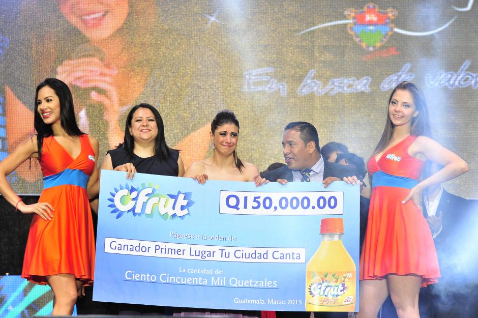 Paulina Monroy no pudo contener las l&aacute;grimas de emoci&oacute;n al obtener el primer lugar de la competencia de canto. (Foto: Nuestro Diario)