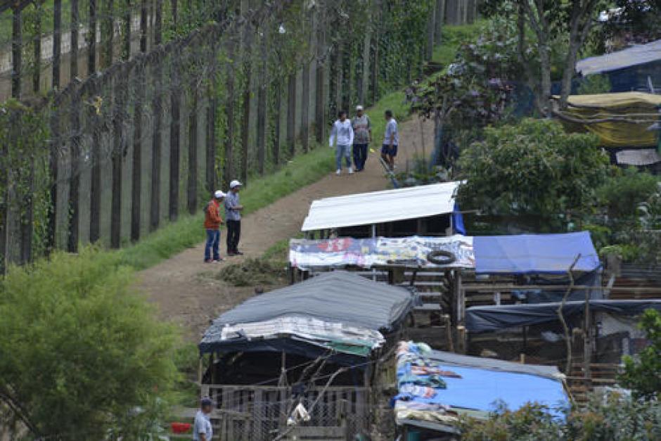 El viceministro de Gobernación, Elmer Sosa, confirmó que el director de Presidios Alexander Toro autorizó la pernoctancia de familiares en todos los centros penales del país para las fiestas de Navidad y Año Nuevo. (Foto: Archivo/Soy502)&nbsp;