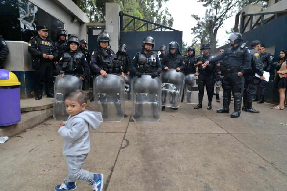 M&aacute;s de 4 mil agentes de la PNC participan en una requisa en el interior de la Granja Penal de Pav&oacute;n. (Foto: Wilder L&oacute;pez/Soy502)
