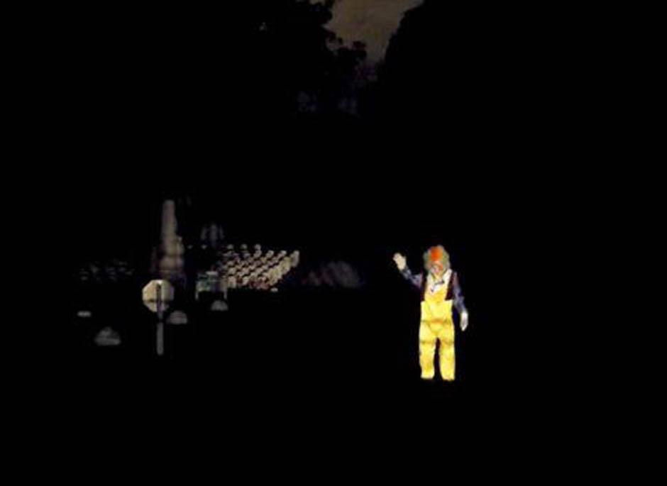 Un extra&ntilde;o payaso fue captado casi a media noche en un cementerio en Chicago, Estados Unidos. (Imagen: YouTube)