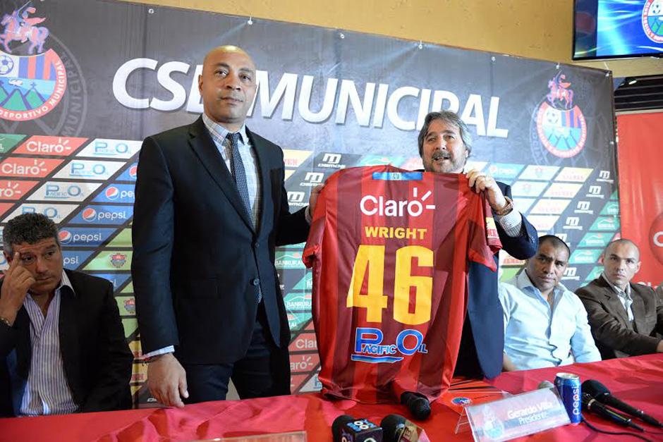 Mauricio Wright presentado por Gerardo Villa como el nuevo t&eacute;cnico de Municipal. (Foto: Diego Galiano/Nuestro Diario)