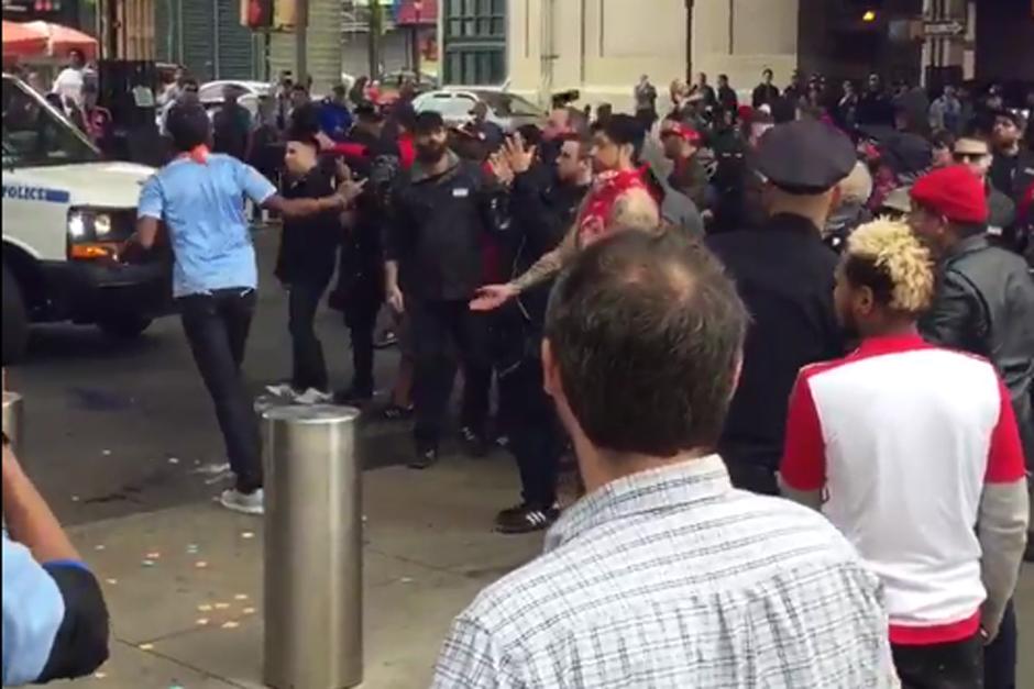 La pelea tuvo lugar en las afueras del estadio donde el New York FC perdi&oacute; por 7 goles a 0 frente al New York Red Bulls. (Imagen: Twitter/@garryhayes)