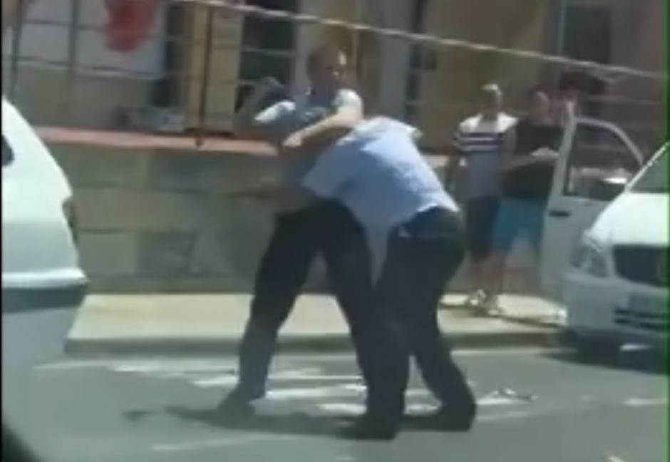 Estas son las primeras im&aacute;genes de los taxistas que se observan en el video. (Foto: YouTube)