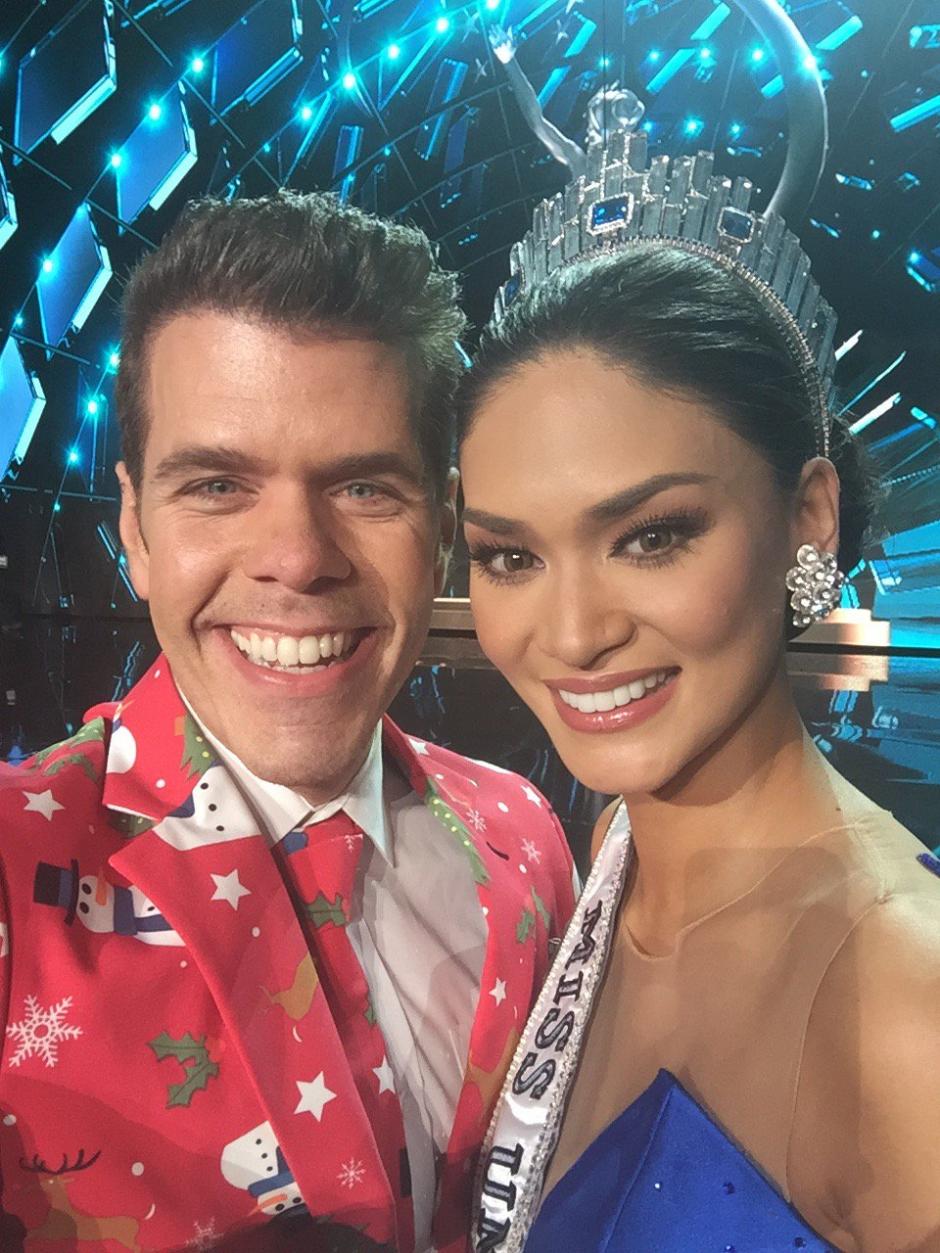 El juez, Perez Hilton, junto a la nueva Miss Universo. (Foto: Twitter @ThePerezHilton)