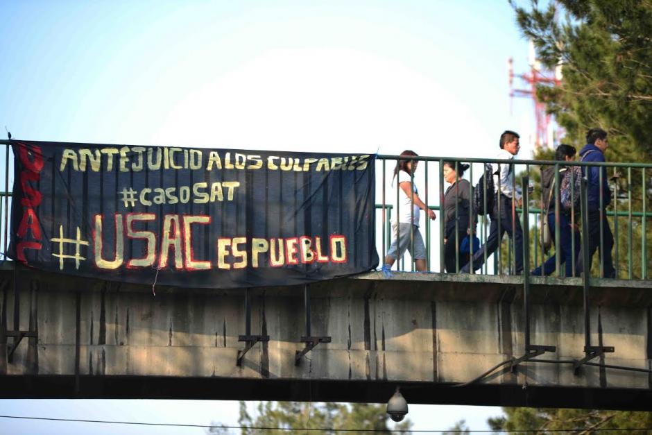 En la pasarela ubicada en la 13 calle del Anillo Perif&eacute;rico fue colocada esta manta. Hasta el momento se desconoce que grupo u organizaci&oacute;n las instal&oacute;. (Foto: Jes&uacute;s Alfonso/Soy502)&nbsp;