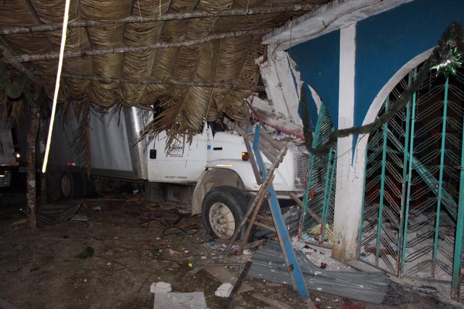 El cami&oacute;n que llevaba los cigarros se empotr&oacute; en una vivienda durante la persecuci&oacute;n. (Foto: PNC)