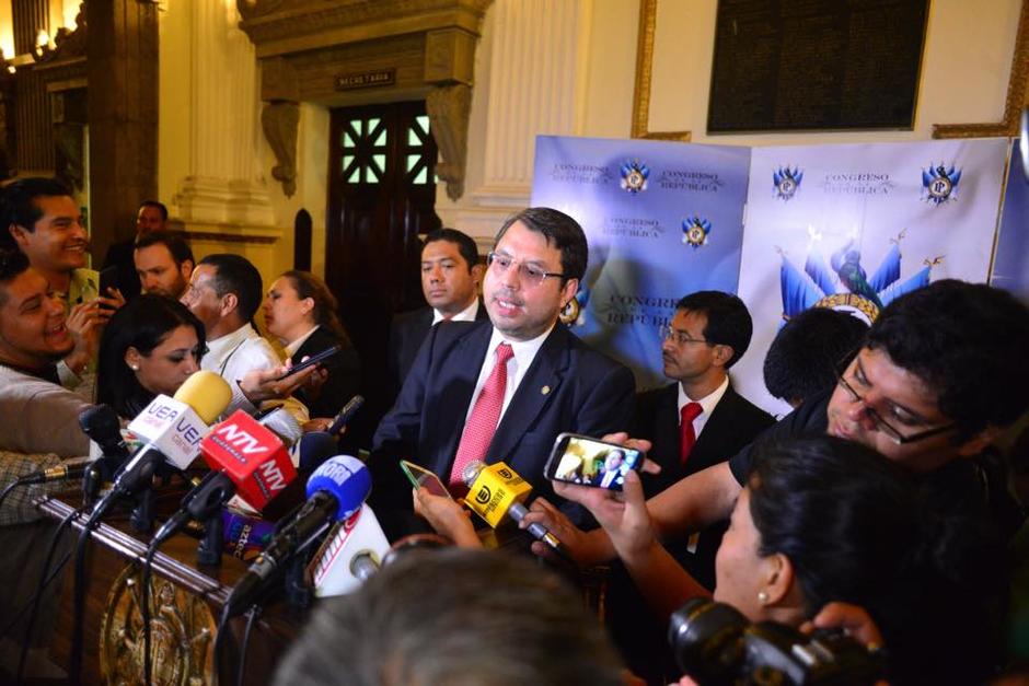 De nueva cuenta, Salvador Baldizón, diputado de Lider, vuelve a ser miembro de una comisión pesquisidora para conocer antejuicio contra presidente Otto Pérez. (Foto: Jesús Alfonso/Soy502)
