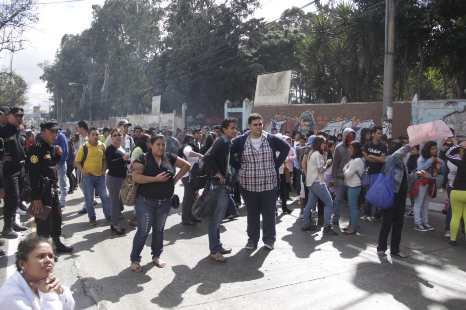 La manifestaci&oacute;n frente al instituto Matilde de Rouge provoc&oacute; el cierre de la Avenida Petapa por dos horas. (Foto: Fredy Hern&aacute;ndez/Soy502)