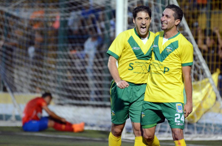 El uruguayo Adri&aacute;n Apellaniz y el escuintleco Oscar Mart&iacute;nez, celebran el tercer gol de Petapa, en la goleada a Municipal. (Foto: Diego Galiano/Nuestro Diario)