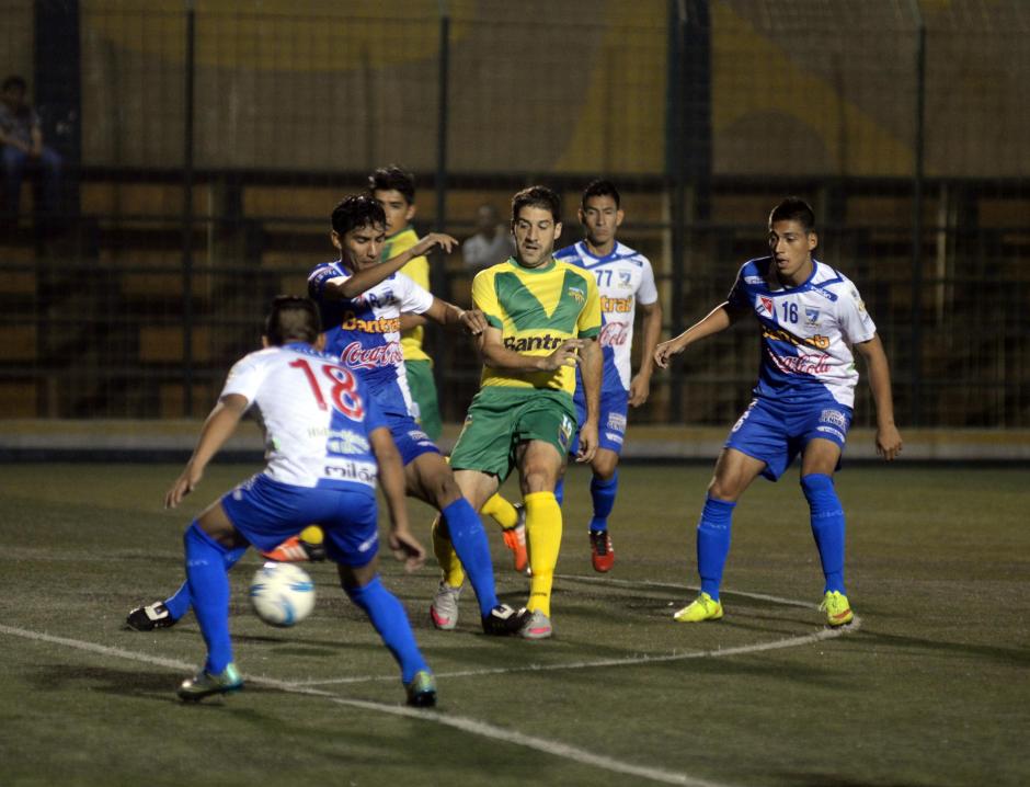 Adri&aacute;n Apellaniz intenta llevar peligro sobre la porter&iacute;a de Suchi. (Foto: Nuestro Diario