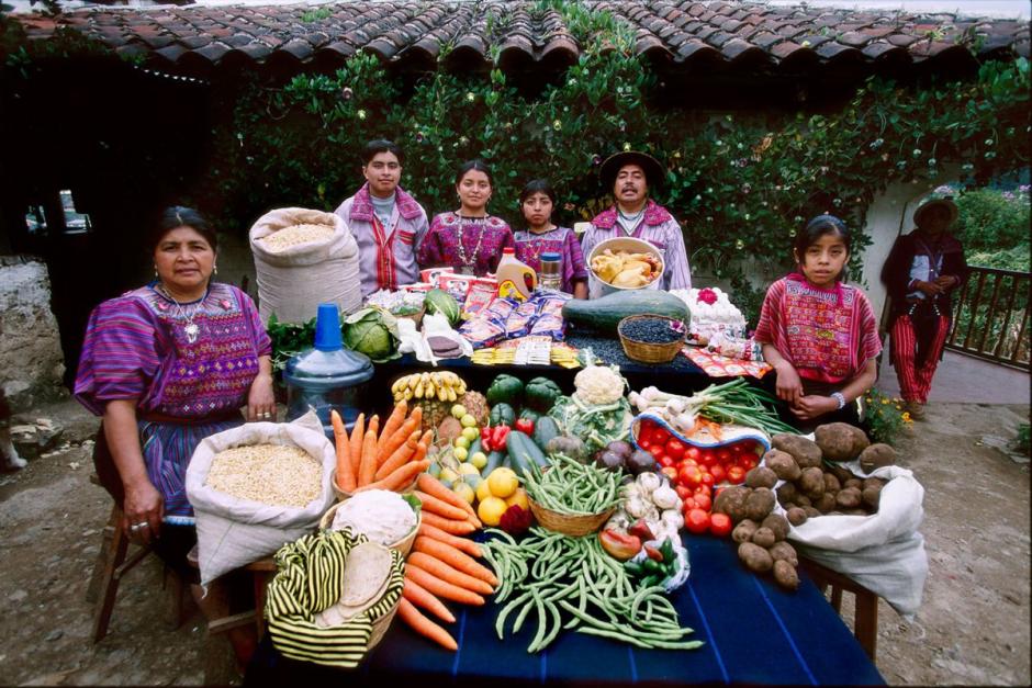 La familia "Mendoza", de Todos Santos, Cuchumatanes, integrada por 7 personas, gasta Q573 quetzales en la dieta de una semana, compuesta por frutas, verduras y granos b&aacute;sicos. (Foto: Hungry Planet)&nbsp;