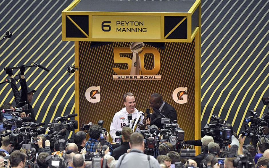 Manning Peyton durante el &ldquo;Opening Night&rdquo;, evento previo al Super Bowl 50. (Foto: cbssports.com)