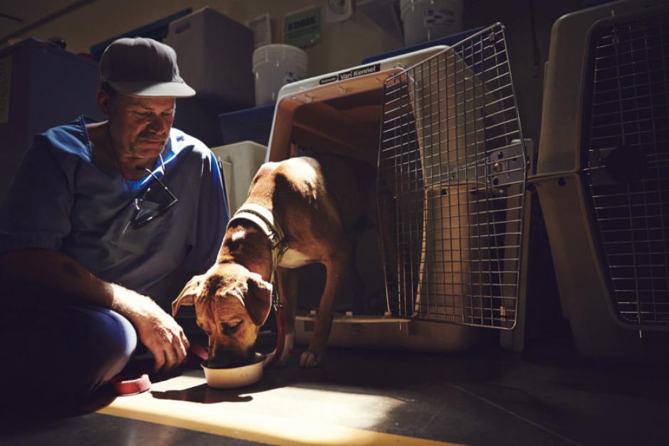 John es un prisionero que participa en el programa &ldquo;Paw for Life&rdquo;, captado en el momento que alimenta al perro Rendell por la ma&ntilde;ana. &nbsp;(Foto: Shaughn Crawford y John DuBois/Time.com)