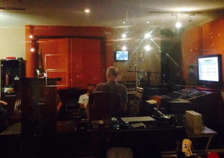 El productor británico Phil Vinall, quien ha trabajado con Radiohead, Placebo y Zoé está en Guatemala grabando el nuevo material de Bohemia Suburbana. (Foto: Bohemia Suburbana oficial)&nbsp;