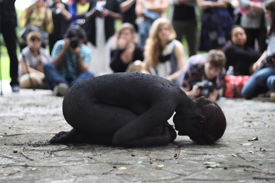 La obra de la guatemalteca Regina Jos&eacute; Galindo estar&aacute; expuesta en "Proyecto Poporopo". (Foto: Regina Galindo oficial)&nbsp;