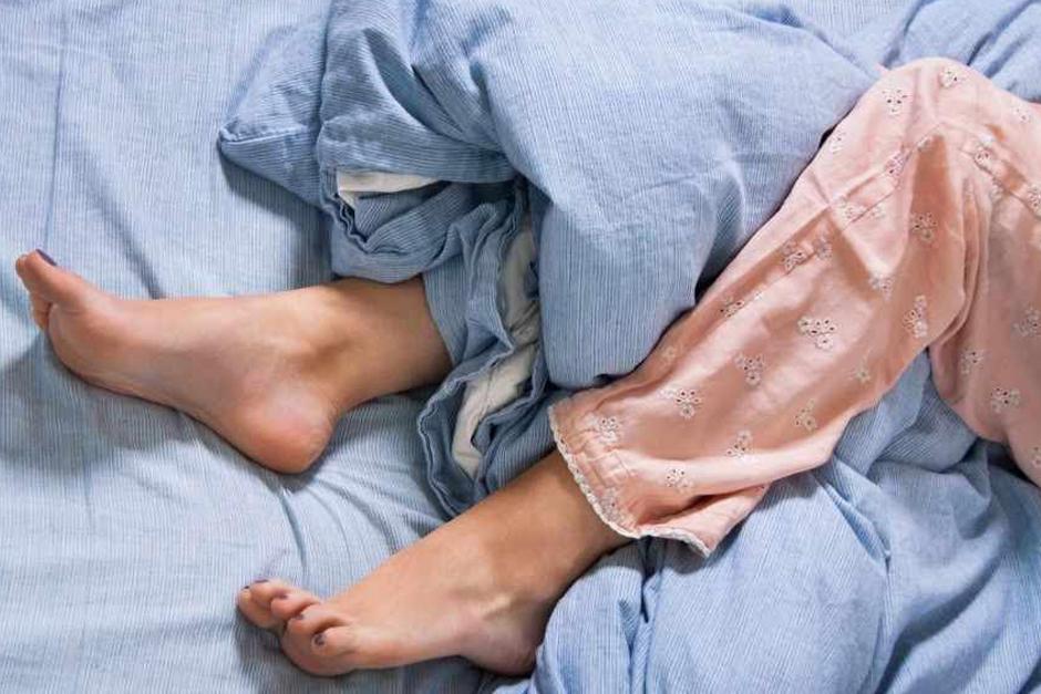 La alimentaci&oacute;n puede ejercer un efecto sobre el s&iacute;ndrome de las piernas inquietas. Las investigaciones revelan que una alimentaci&oacute;n con muy poco hierro puede contribuir al s&iacute;ndrome de las piernas inquietas.