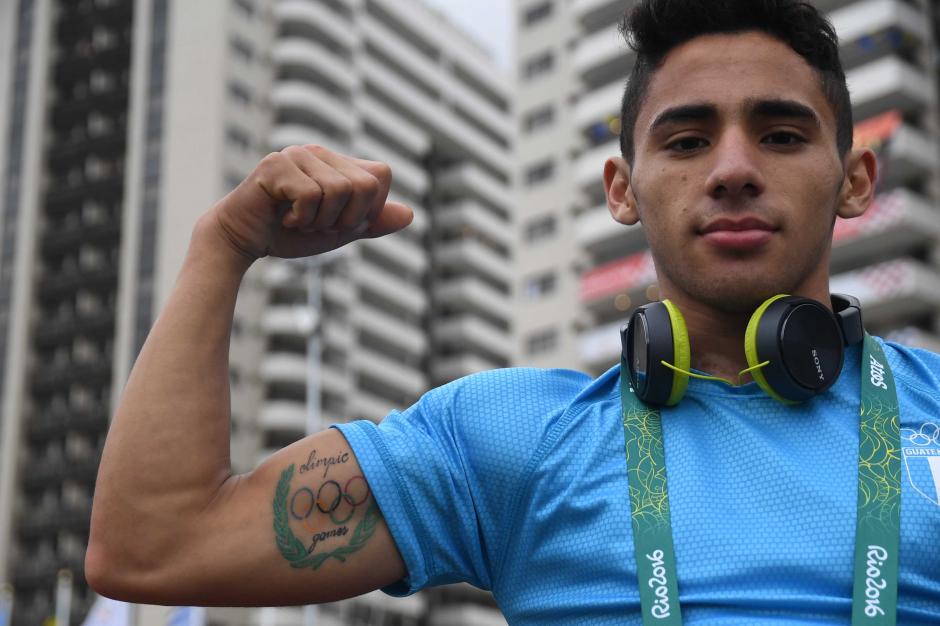 Edgar Pineda mostr&oacute; con m&aacute;s orgullo su tatuaje con los aros ol&iacute;mpicos. (Foto: Aldo Mart&iacute;nez/Enviado de Nuestro Diario)