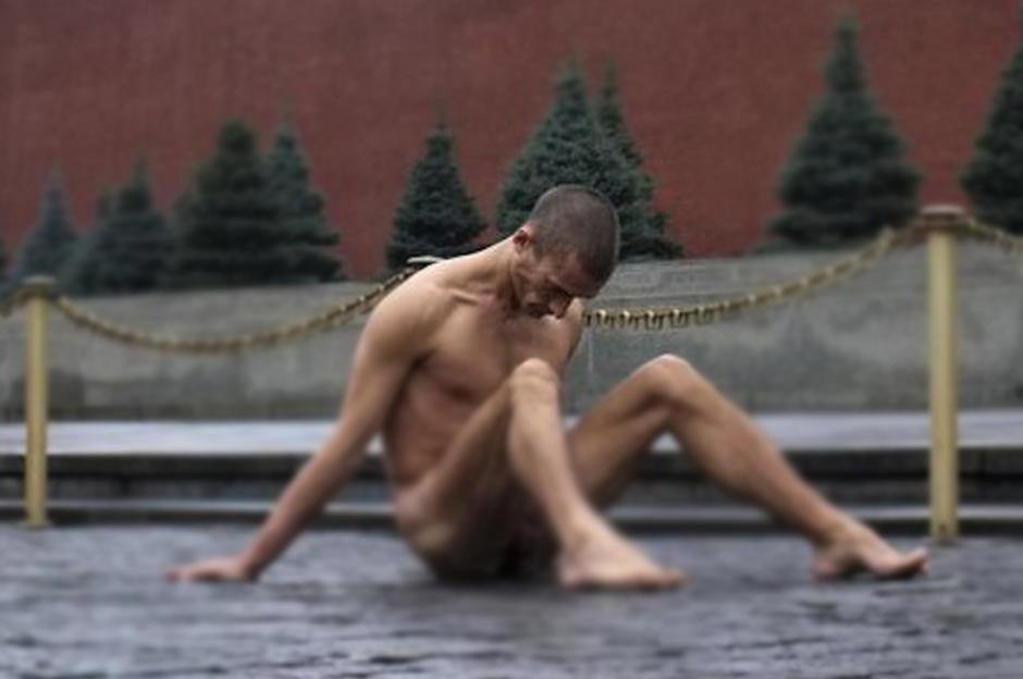 El controversial pintor ruso Piotr Pavlenski fue hospitalizado luego de clavar sus test&iacute;culos con un martillo a los adoquines de la PLaza Roja de Mosc&uacute;. (La Raz&oacute;n)&nbsp;